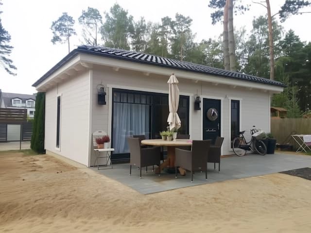 Weekend timber cabin – garden view
