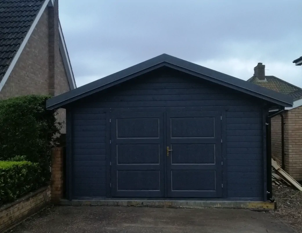 Real Project: A Stylish Wooden Garage in Anthracite Grey (Why It Beats Brick)